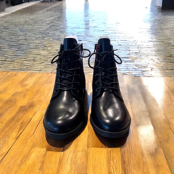 Kim Rogers Black Lace Up Boots with Quilted Detail- New, never worn - Picture 5 of 8